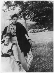 Mathilde Roberty et Madeleine Gide, jardin de Cuverville, vers 1896